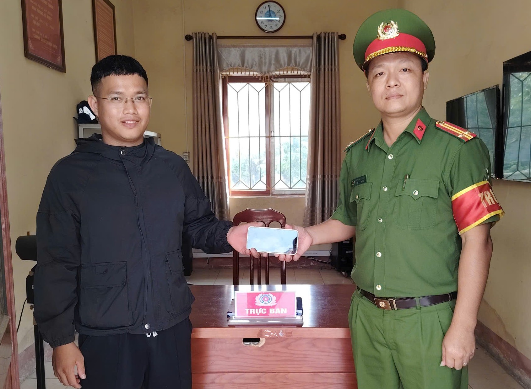 Công an phường Nguyễn Đại Năng kịp thời hỗ trợ người dân nhận lại tài sản bị mất.